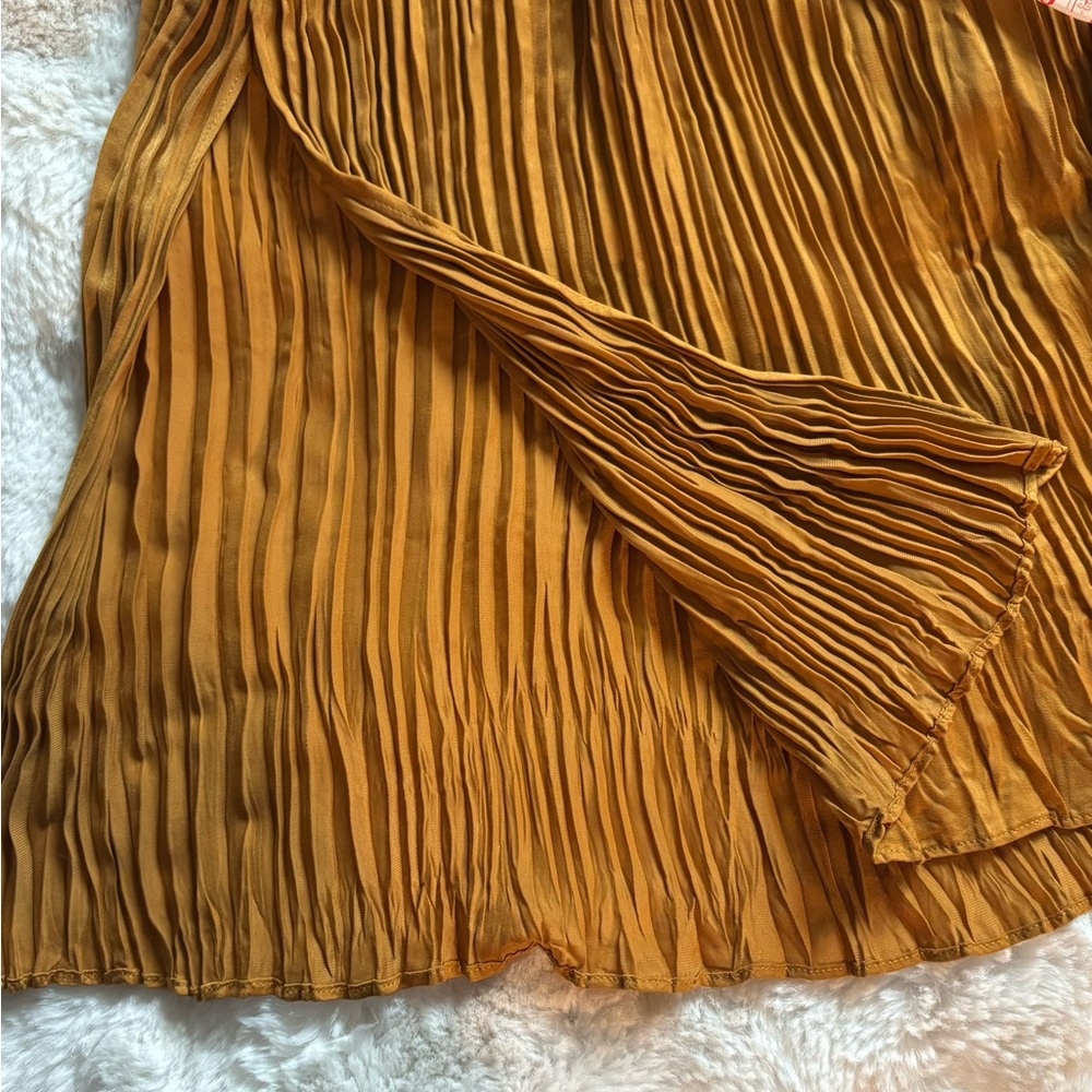 Elegant Gold Pleated Skirt - Picture 4 of 8